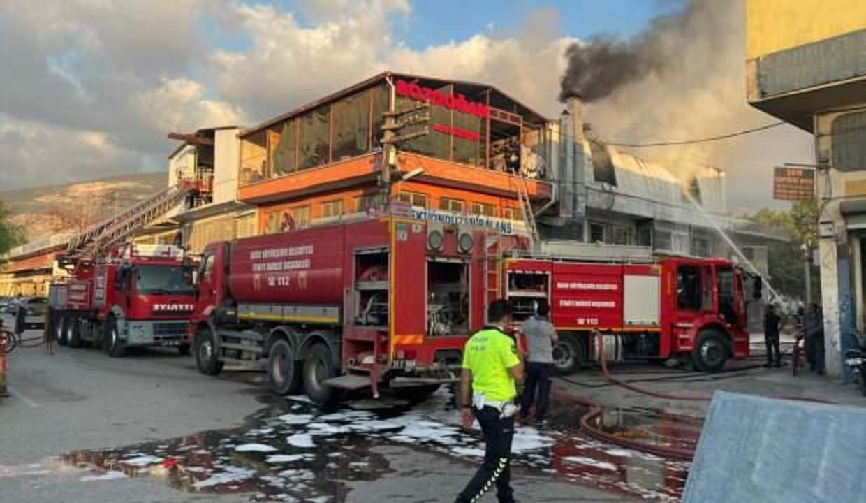 Hatay'da polyester imalathanesinde çıkan yangın söndürüldü