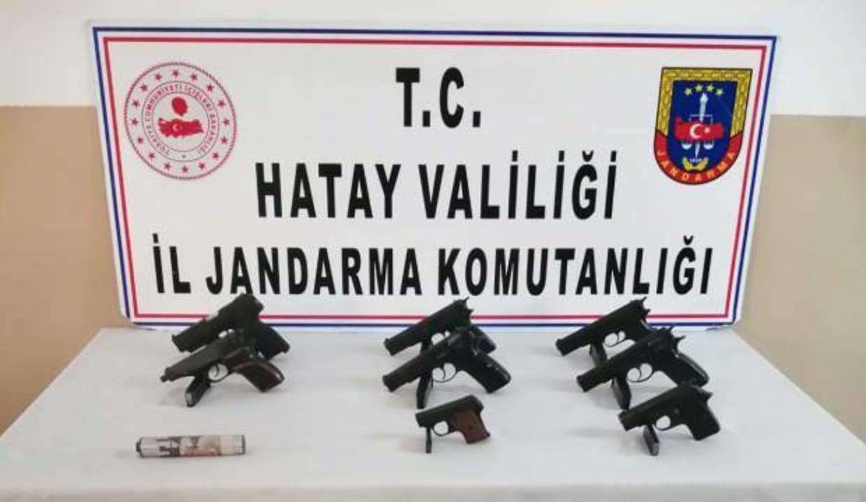 Hatay’da traktörün römorkunda kaçak silah ele geçirildi