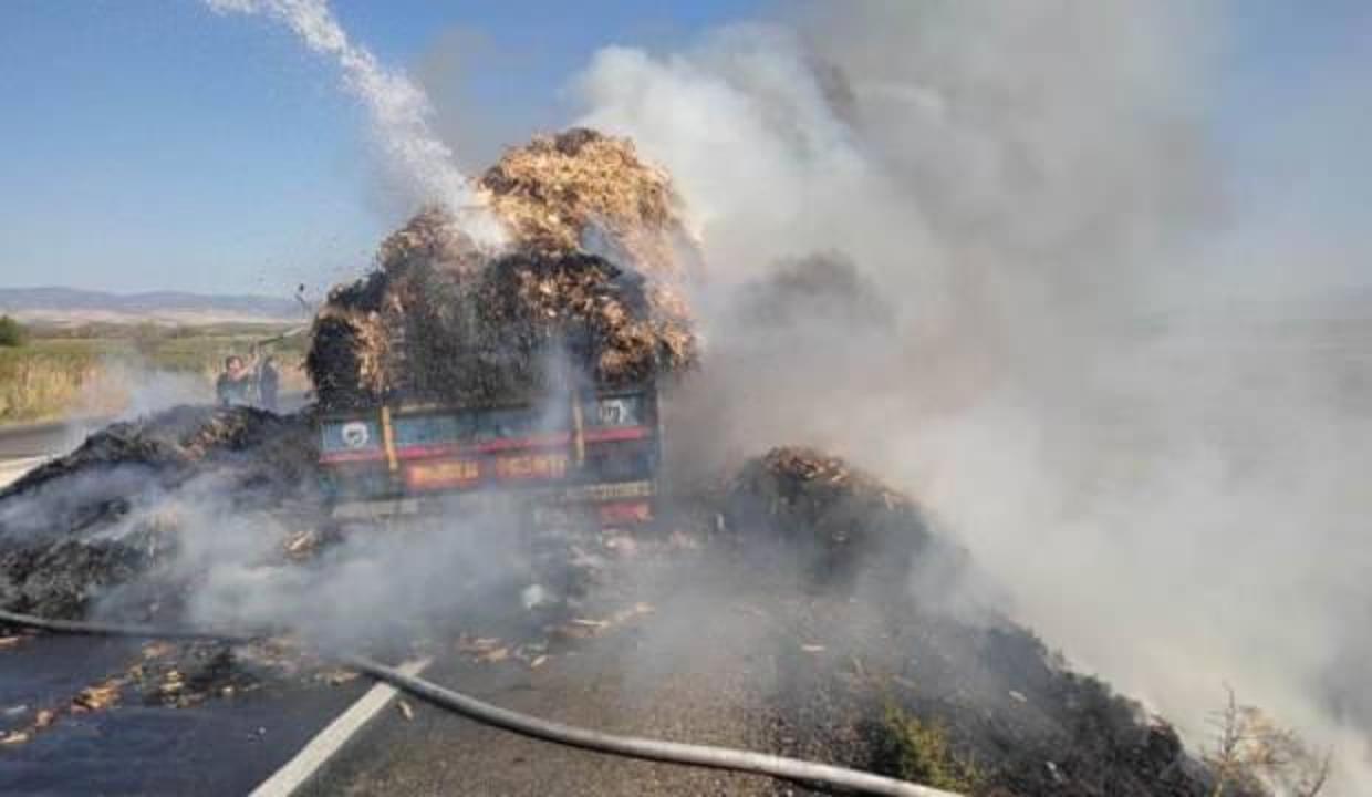 Manisa’da saman yüklü tır alev alev yandı