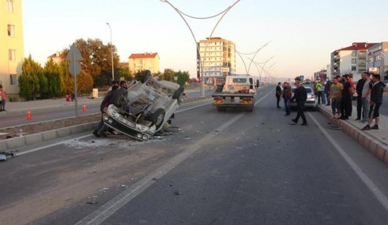 Takla atan otomobildeki 4 kişi yaralandı