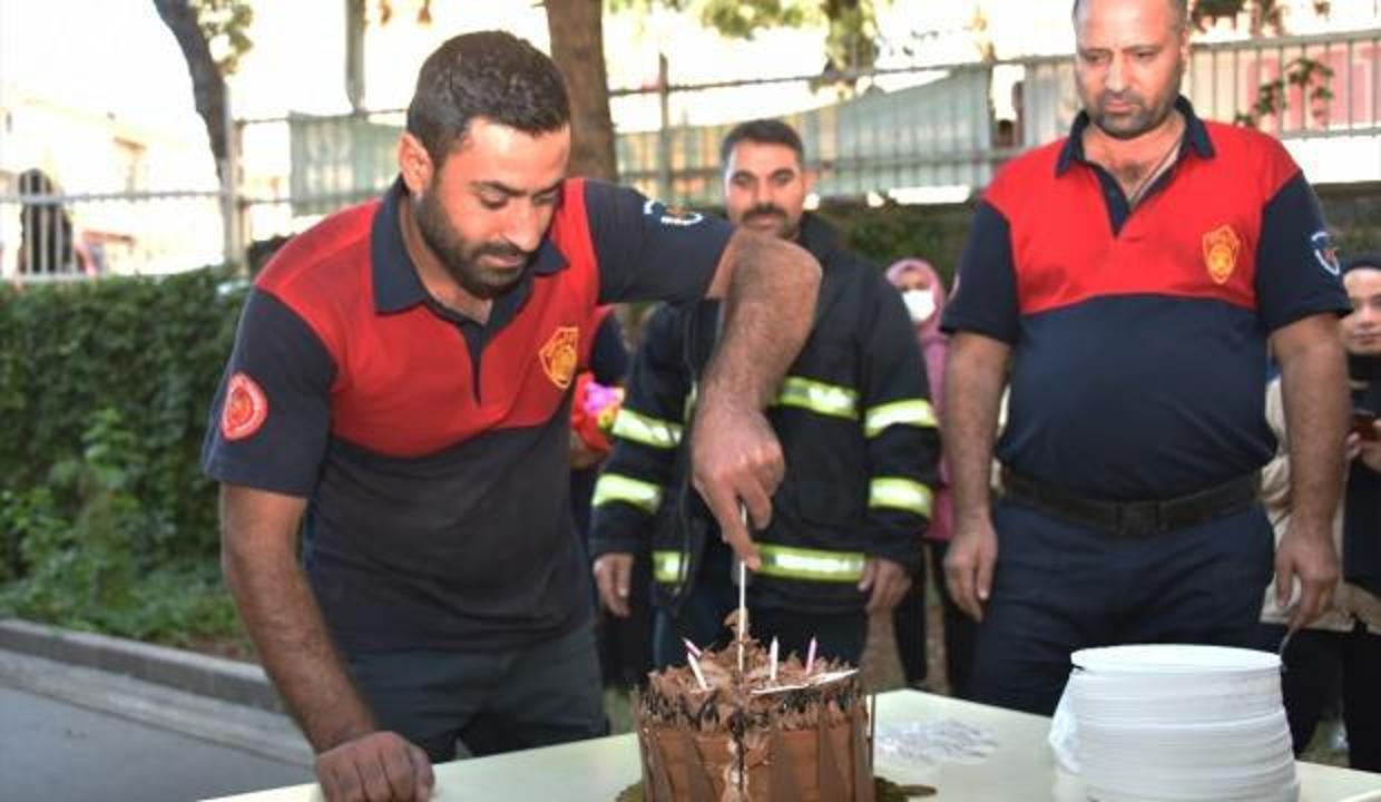 Yangın ihbarına giden itfaiye ekibine öğrencilerden sürpriz