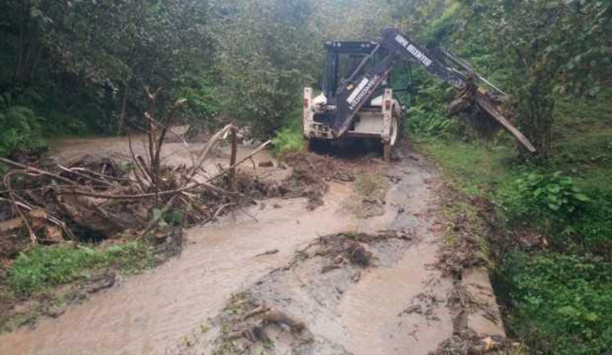 Artvin'de yollar ulaşıma kapandı! Sağanak hayatı felç etti