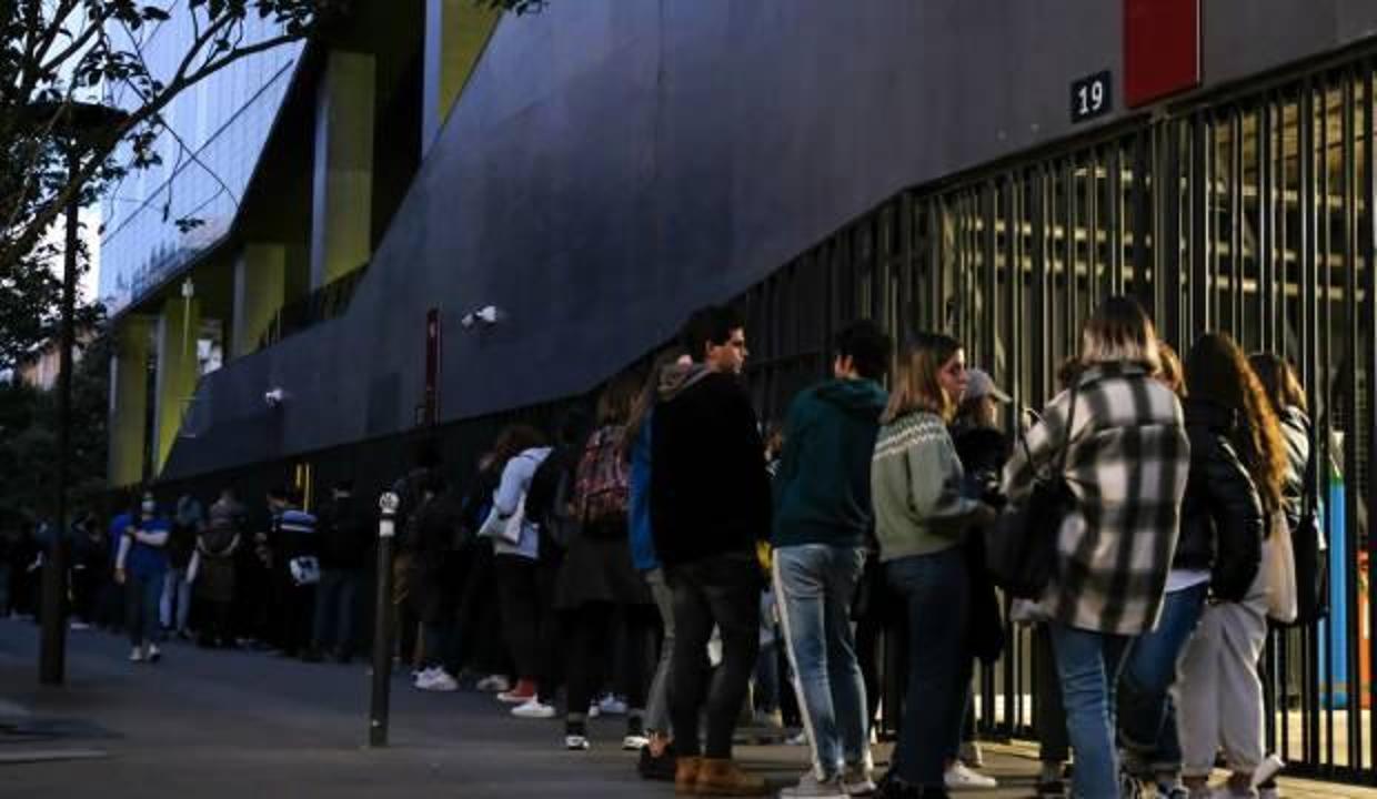 Fransa'da üniversiteliler gıda ihtiyaçları için kuyruklarda bekliyor