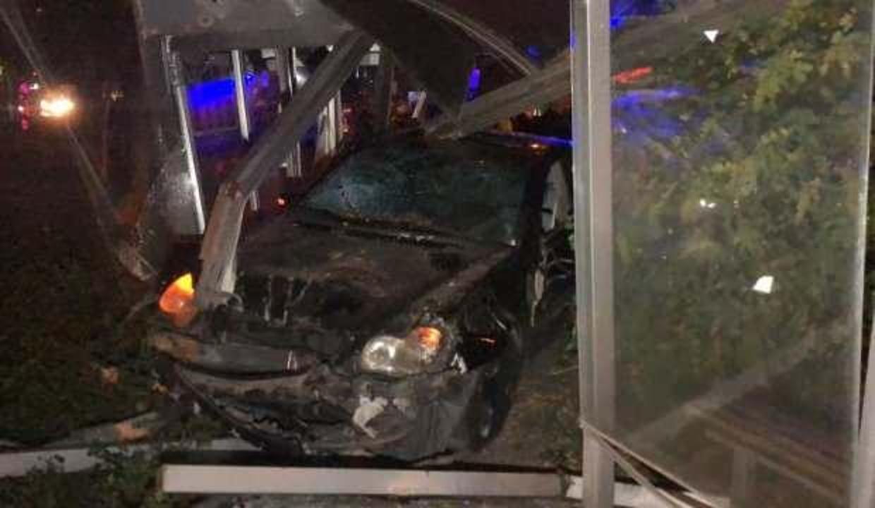 Isparta’da otomobil otobüs durağına daldı: 5 yaralı