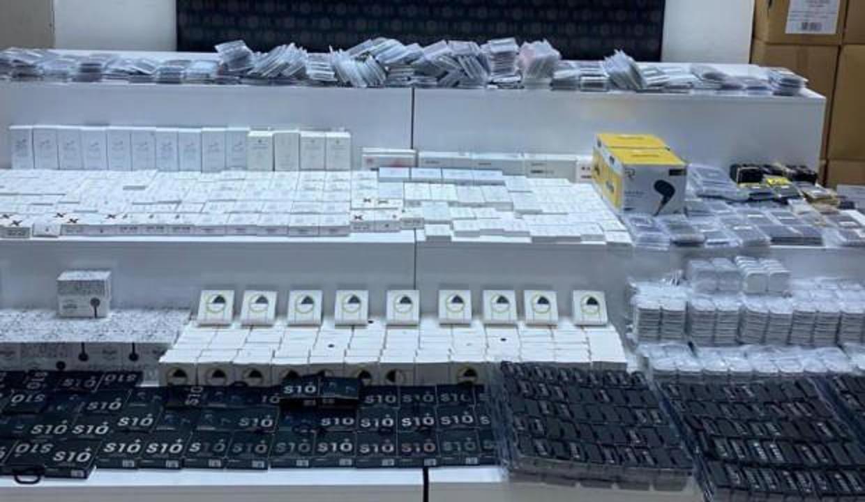Samsun'da 2 bin 113 adet kaçak telefon aksesuarları ele geçirildi