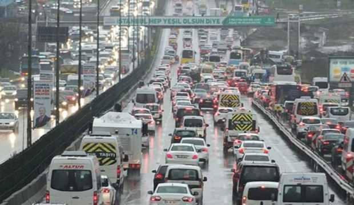 Son Dakika: İstanbul’da yağış trafiği felç etti!