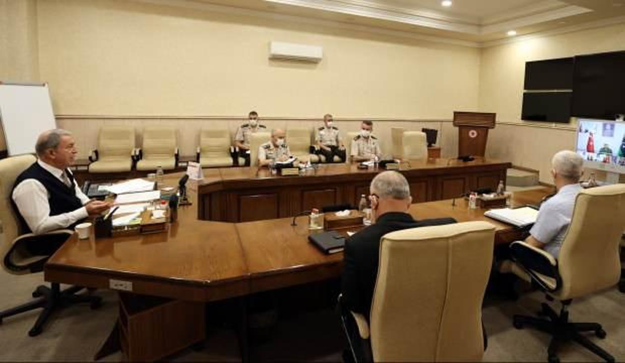 Bakan Akar komutanlarıyla toplantı yaptı