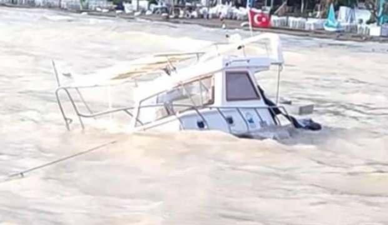 Fırtınada kayalıklara çarpan tekne battı