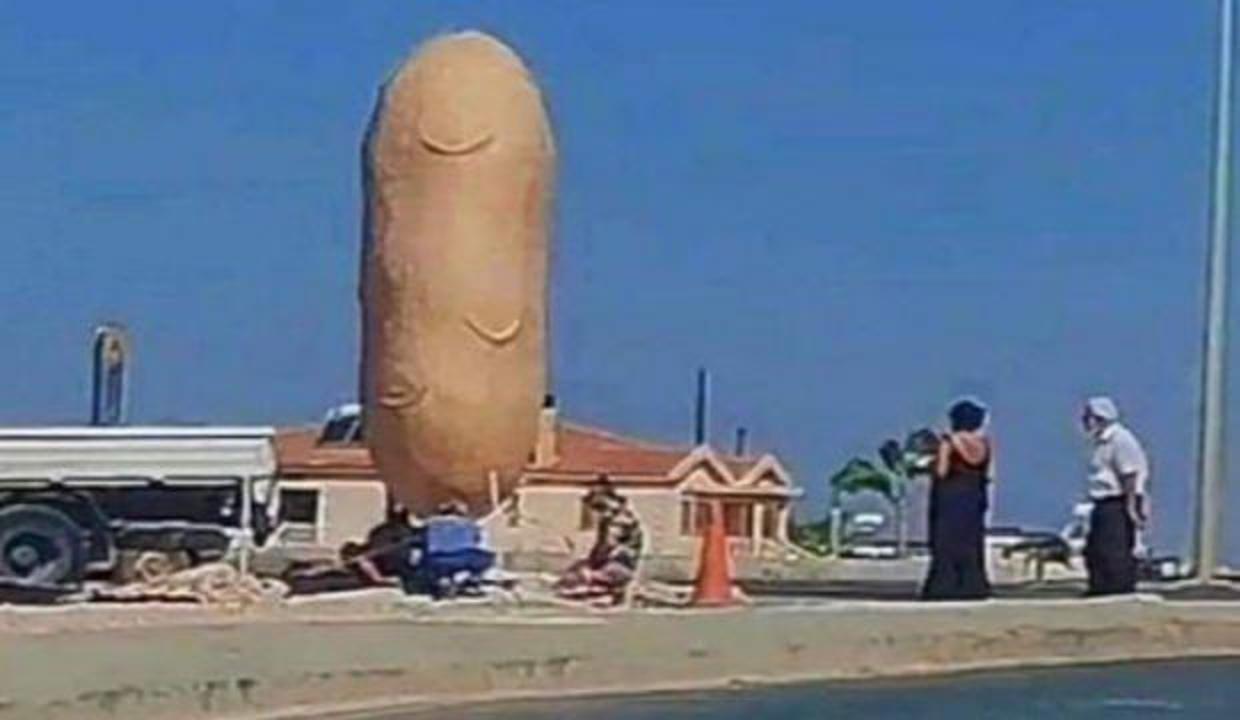 Güney Kıbrıs'ın bir köyüne dikilen 'patates heykeli' tepki çekti