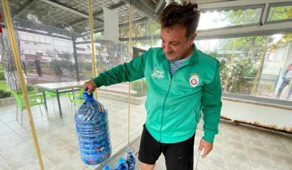 İhtiyaç sahiplerine tekerlekli sandalye almak için her gün 12 kilometre yürüyor