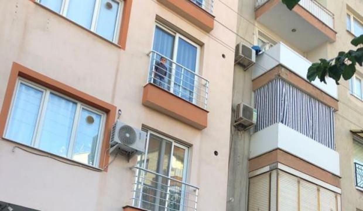 Pencere ile korkuluk arasında mahsur kaldı! Yürekleri ağızlara getirdi