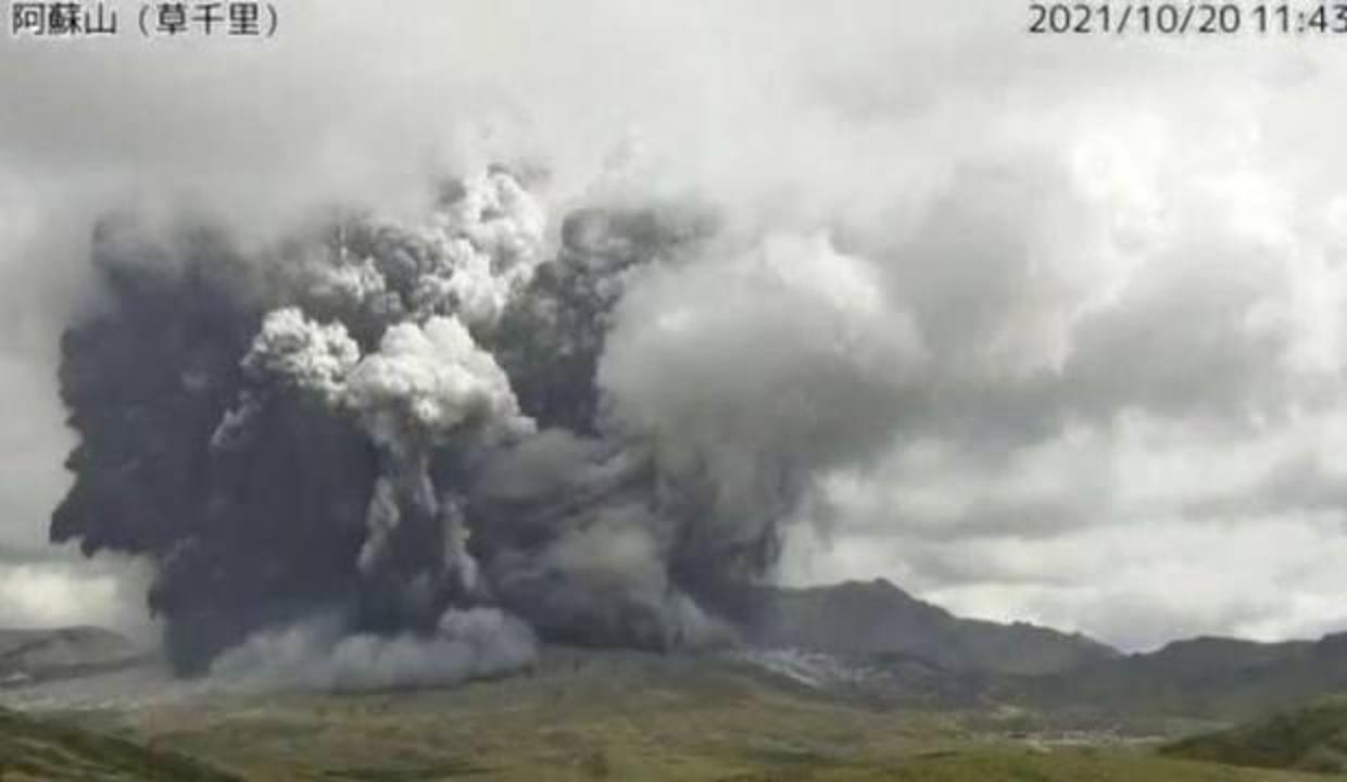Aso Yanardağı'nda patlama! Küller 3,5 kilometre yükseğe sıçradı