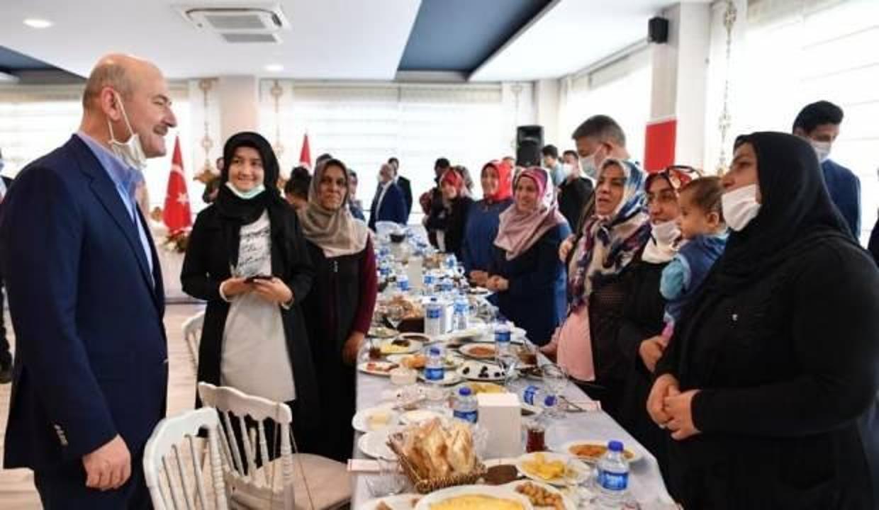 Bakan Soylu, evlat nöbeti tutan ailelerle buluştu