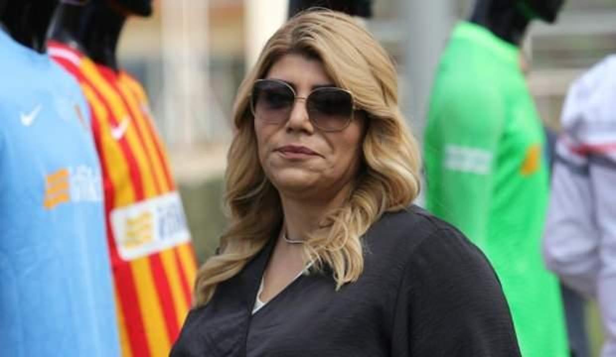 Berna Gözbaşı, kadın futbol takımı aldı