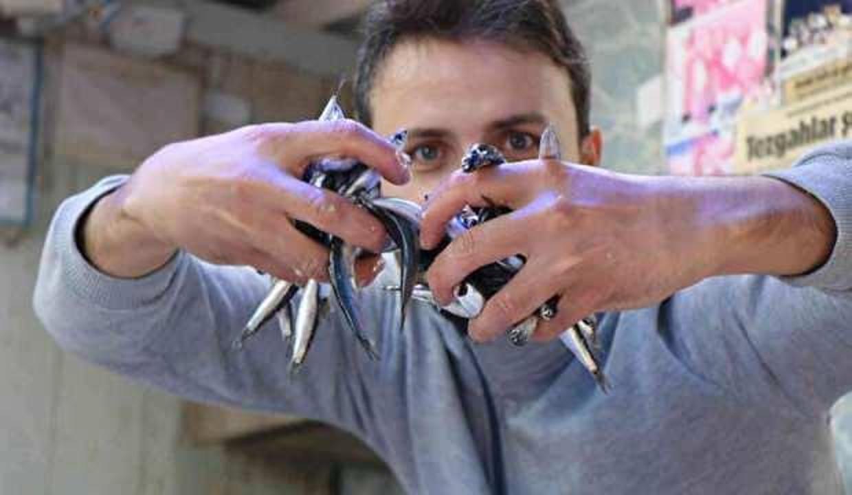 Karadeniz’in incisi ’iri hamsi’ kapış kapış satılıyor