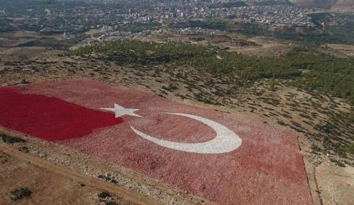 Dünyanın en büyük bayrağı boyanıyor