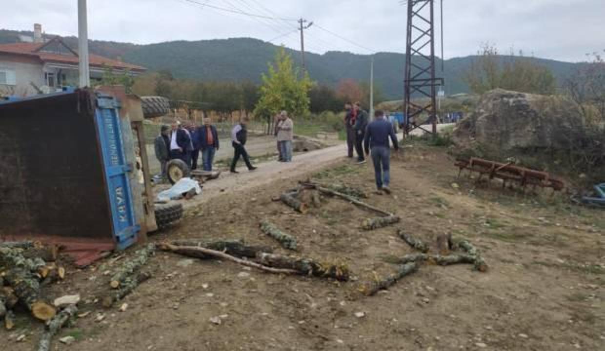 Odun yüklü traktör devrildi: 1 ölü, 1 yaralı