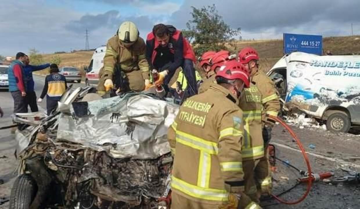 Otomobil ile minibüs kafa kafaya çarpıştı: Sürücüler hayatını kaybetti