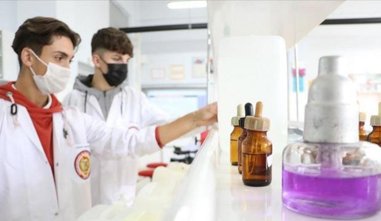 Sakarya'da hijyen malzemesi üreten meslek lisesi ilk ihracatını yaptı