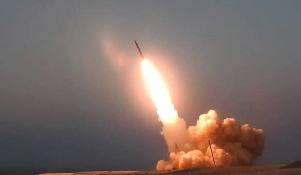Yemen'in Zemar kentinde bir mahalleye balistik füze düştü