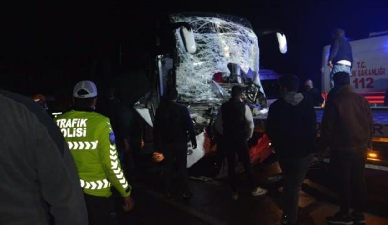 Yolcu otobüsü tıra çarptı: 1'i ağır 12 yaralı