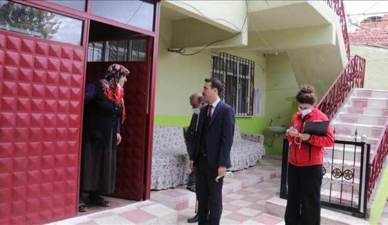 Kaymakam, aşılama oranının artması için sağlık ekipleriyle kapı kapı dolaşıyor