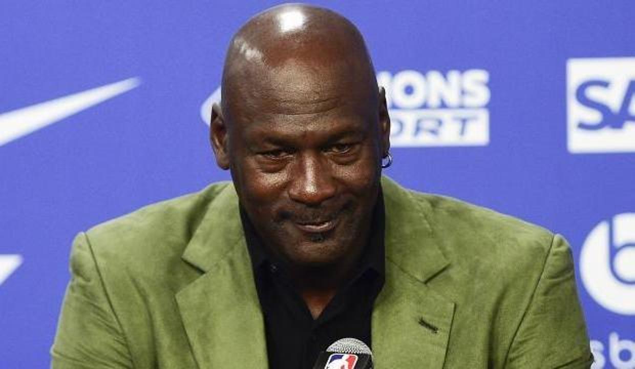 Basketbol efsanesinin ayakkabıları rekor fiyata satıldı!