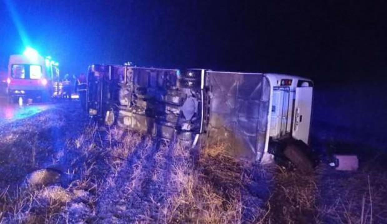 Sivas’ta tur otobüsü şarampole devrildi; 1 ölü, 24 yaralı