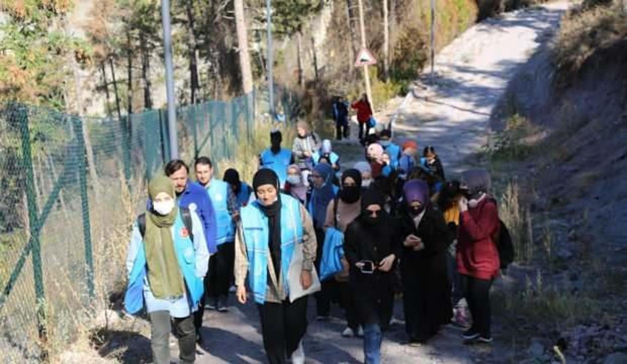 TDV Gençlik kolları iklim değişikliğine dikkat çekmek için doğa yürüyüşü yaptı