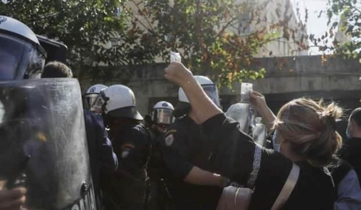 Yunanistan'da çiftçiler sokaklara döküldü