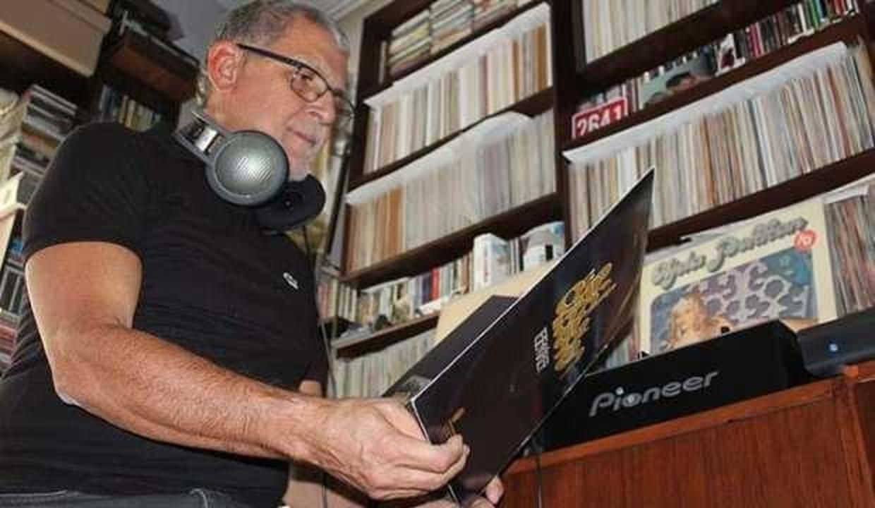Emekli mühendis 57 yıldır biriktirdiği binlerce plağa özenle bakıyor
