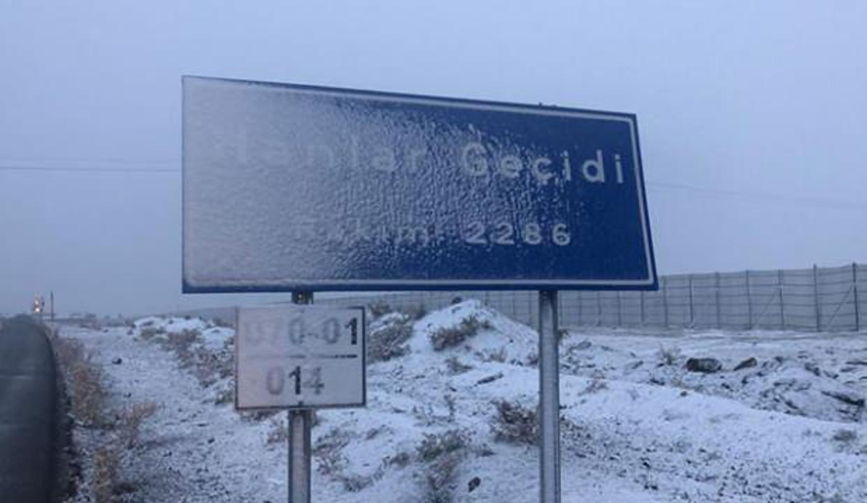 Kars'ta 2 bin 286 rakımlı Hanlar Geçidi bembeyaz