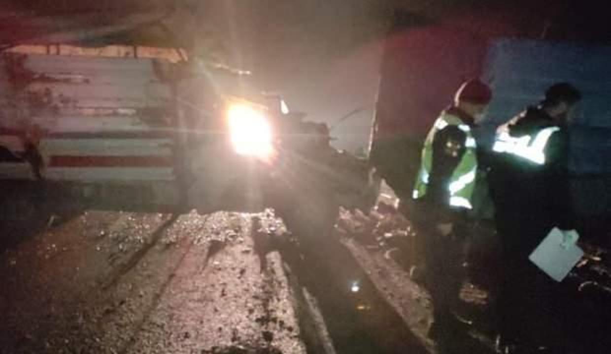 Ağrı’da kamyonet şeker pancarı yüklü traktöre çarptı: 5 yaralı