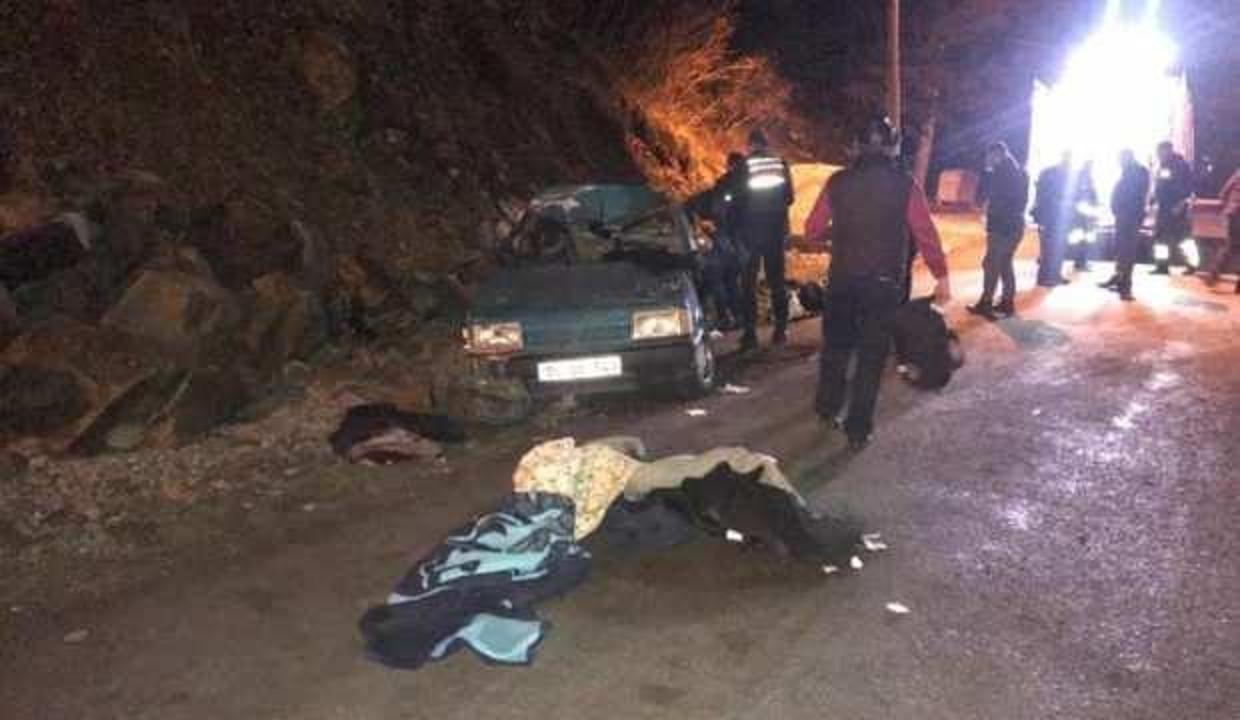 Buzlu yolda trafik kazası: 5 yaralı
