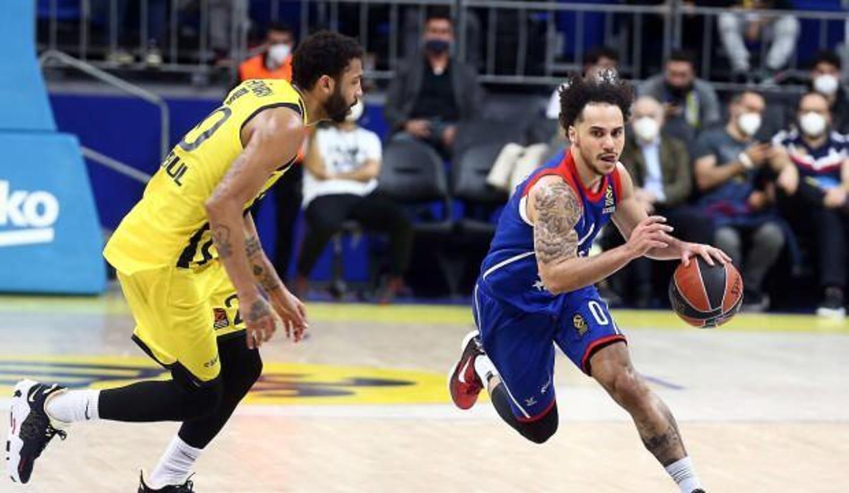 Türk derbisinde Anadolu Efes, Fenerbahçe'yi devirdi!