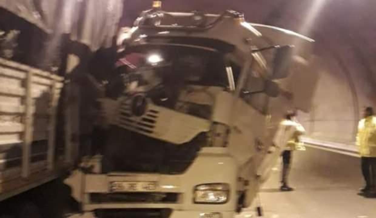 aydin izmir otoyolu nda 3 ayri noktada 6 aracli kaza 2 yarali guncel haberleri