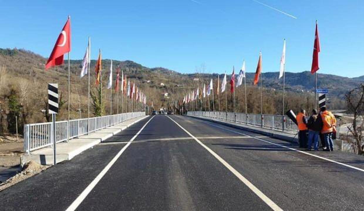 Bakan Karaismailoğlu, 69 günde yapılan köprüyü açtı