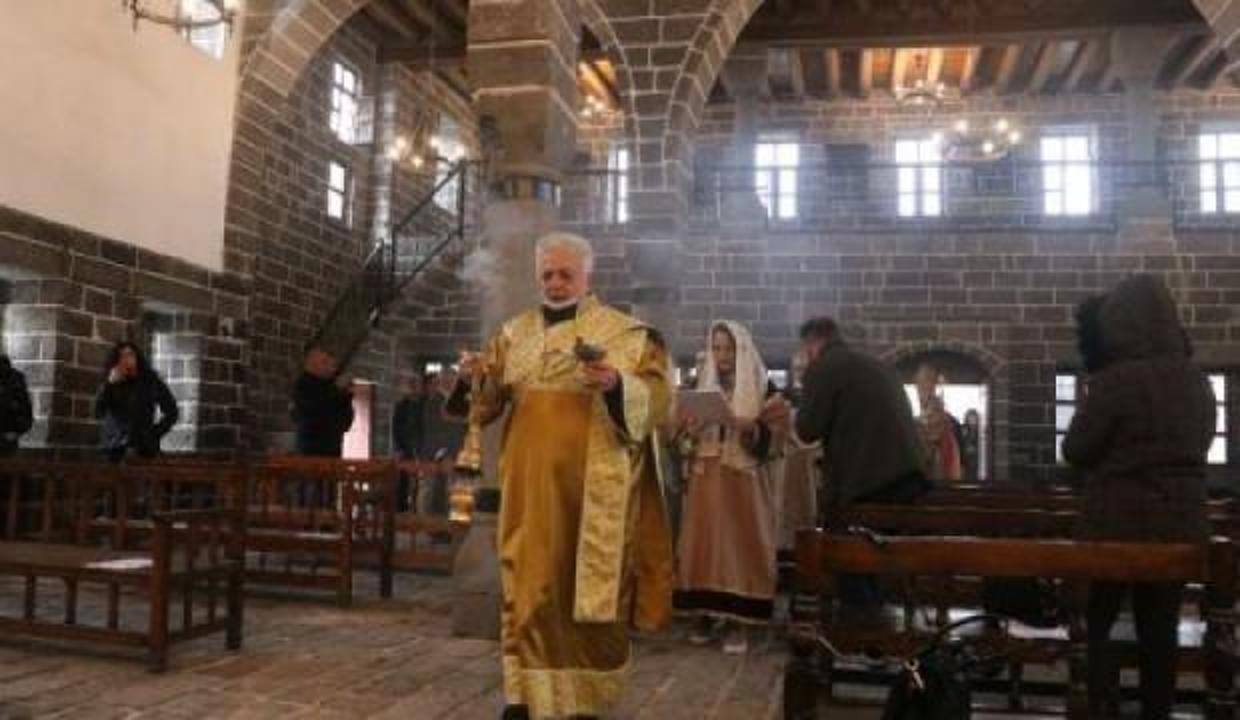 Diyarbakır'da teröristlerin tahrip ettiği kilisede yıllar sonra ilk ayin