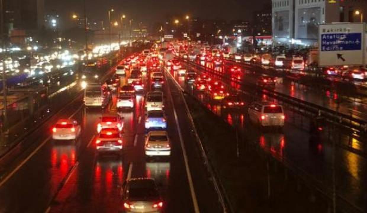 Lodosun etkisini gösterdiği İstanbul'da trafik yüzde 85
