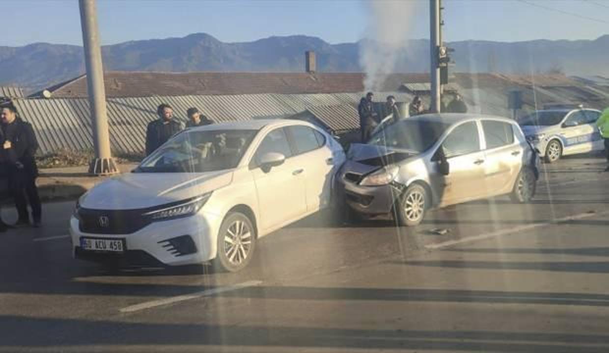 Tokat'ta üç aracın karıştığı kazada 5 kişi yaralandı