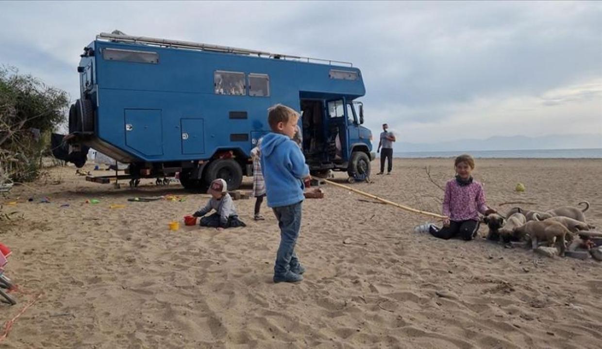 Οι λάτρεις των ευρωπαίων τροχόσπιτων συρρέουν στις παραλίες της ανατολικής Μεσογείου