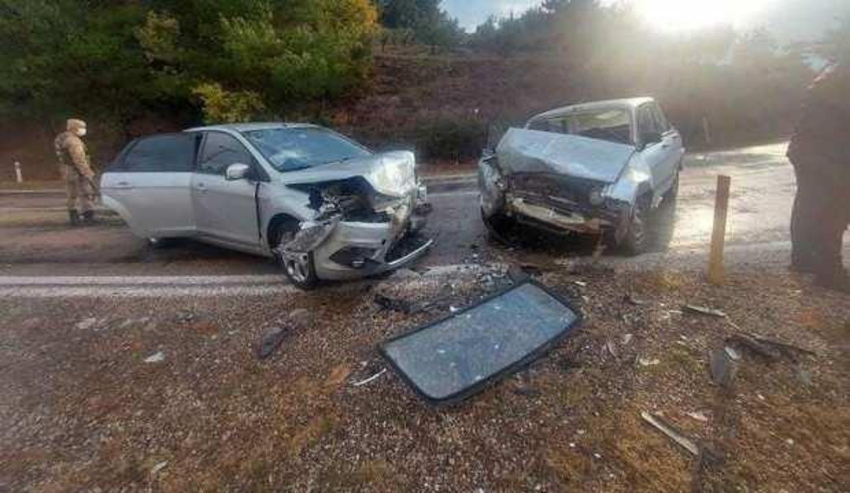 Osmaniye’de otomobiller kafa kafaya çarpıştı: 1 ölü, 2 yaralı