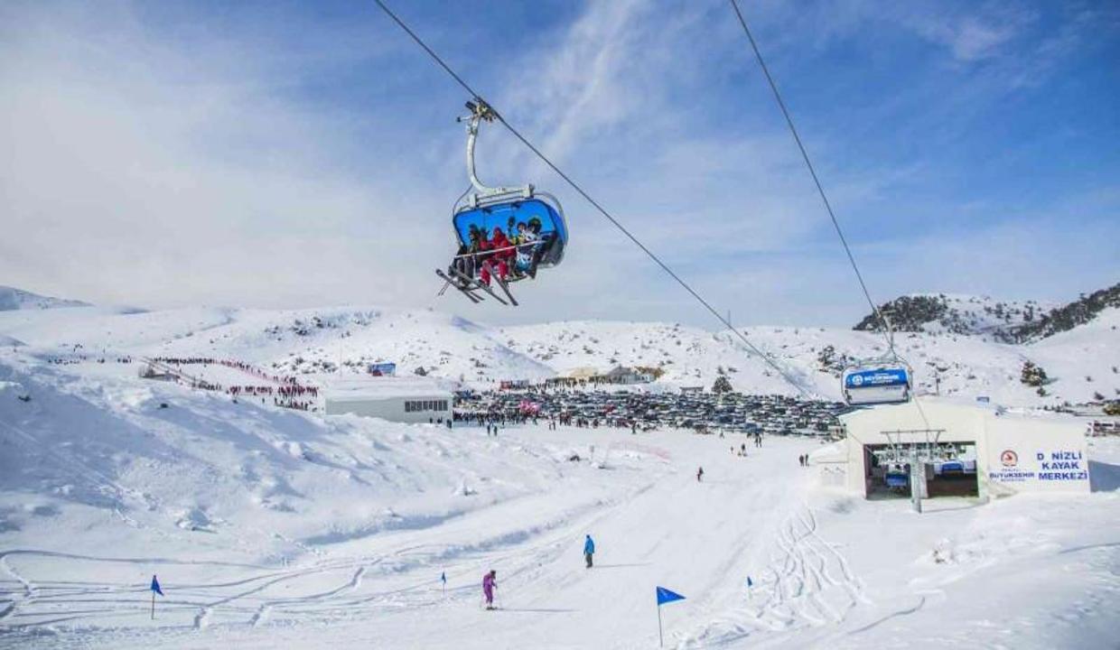 Snowboard tutkunları Uludağ'a akın etti