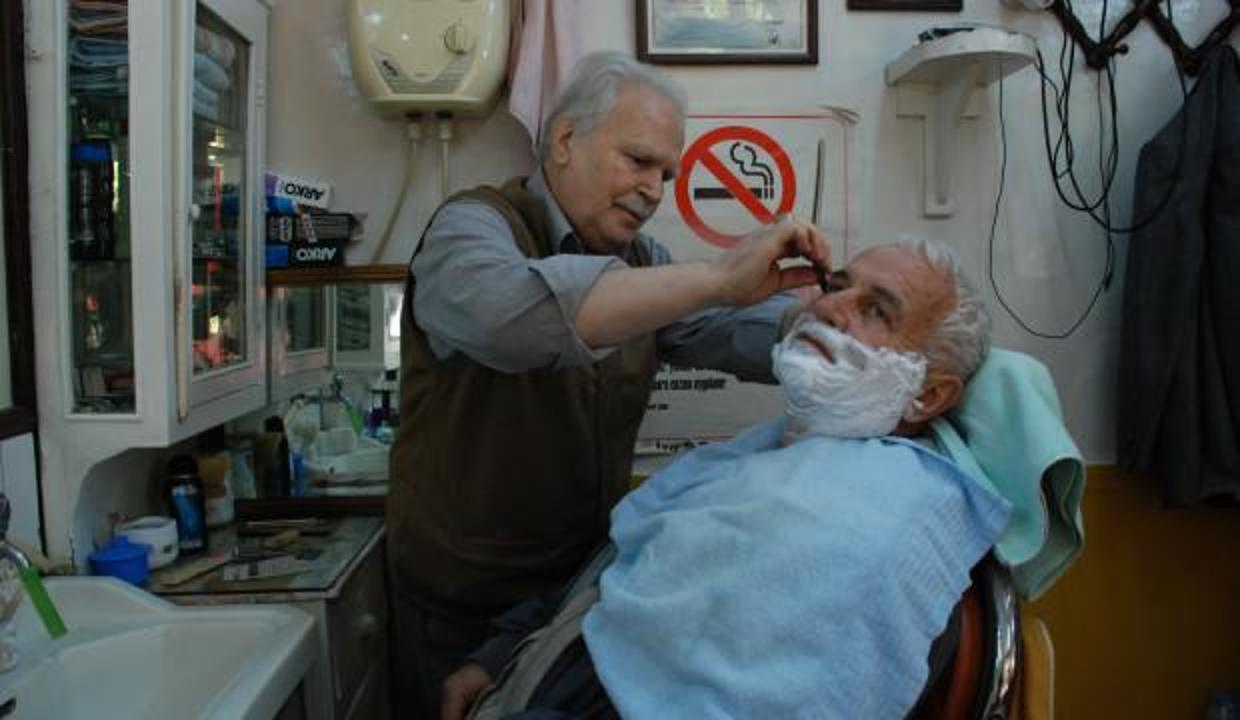 İzmir'de 80 yaşındaki Şahin Taner 67 yıldır berberlik yapıyor