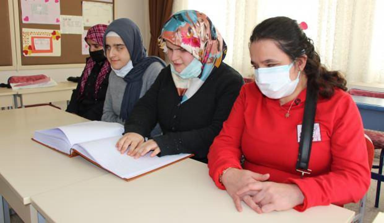 Görme engelli kadınlar Kur’an-ı Kerim okumayı öğreniyor