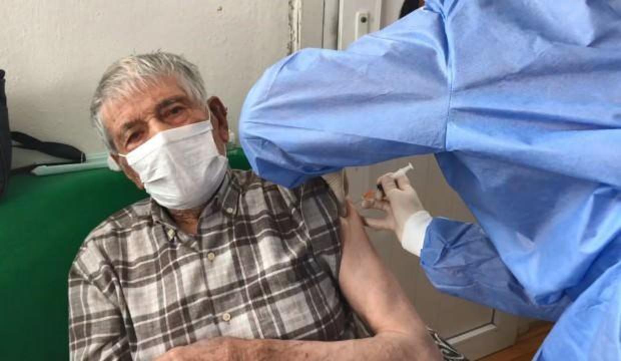 Ordu'da sağlık ekipleri 93 yaşındaki Ahmet amcanın aşısı için yollara düştü