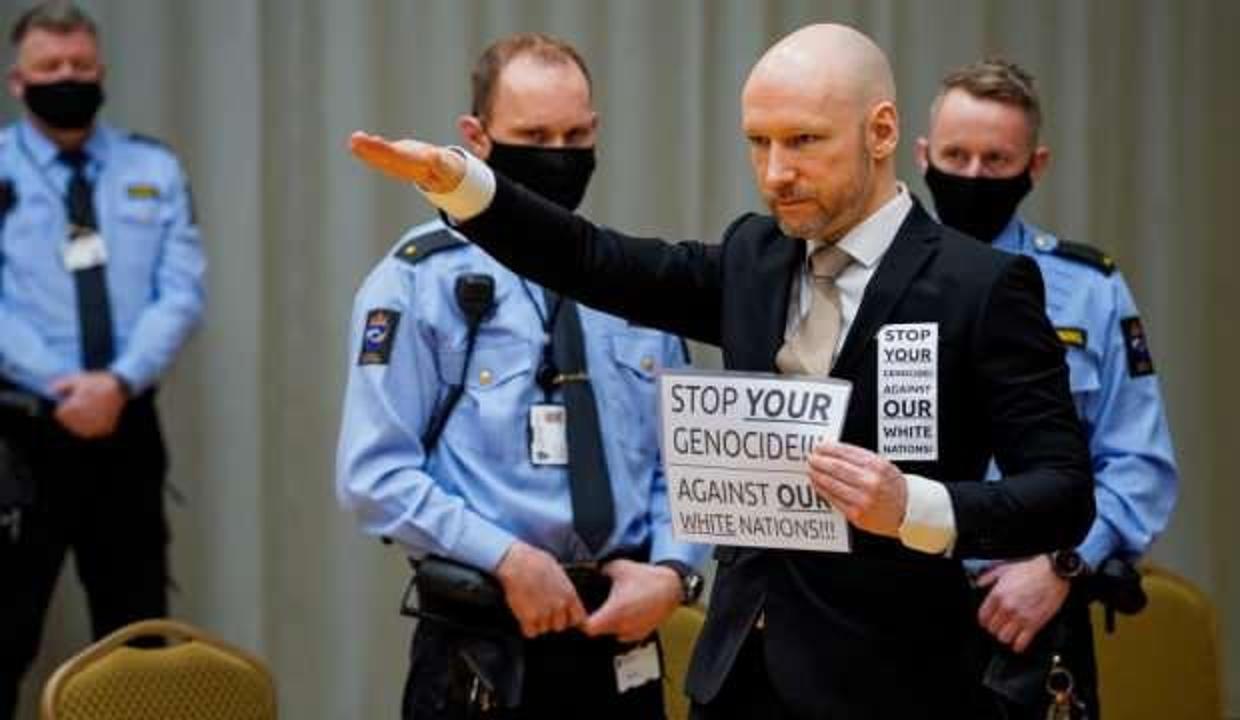 77 kişiyi katleden Breivik’ten mahkemede Nazi selamı