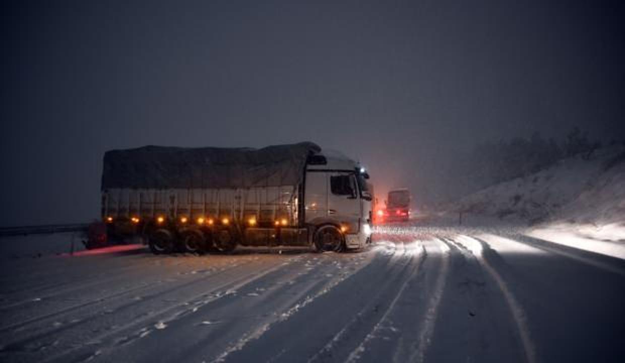 Gaziantep'te kar yağışı nedeniyle il dışına araç çıkışı durduruldu