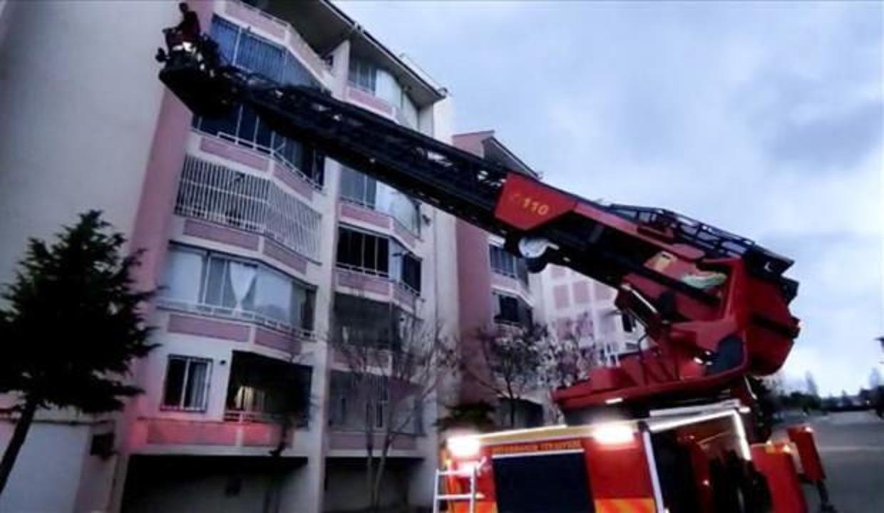 Evde kilitli kalan 2 çocuğu itfaiye kurtardı