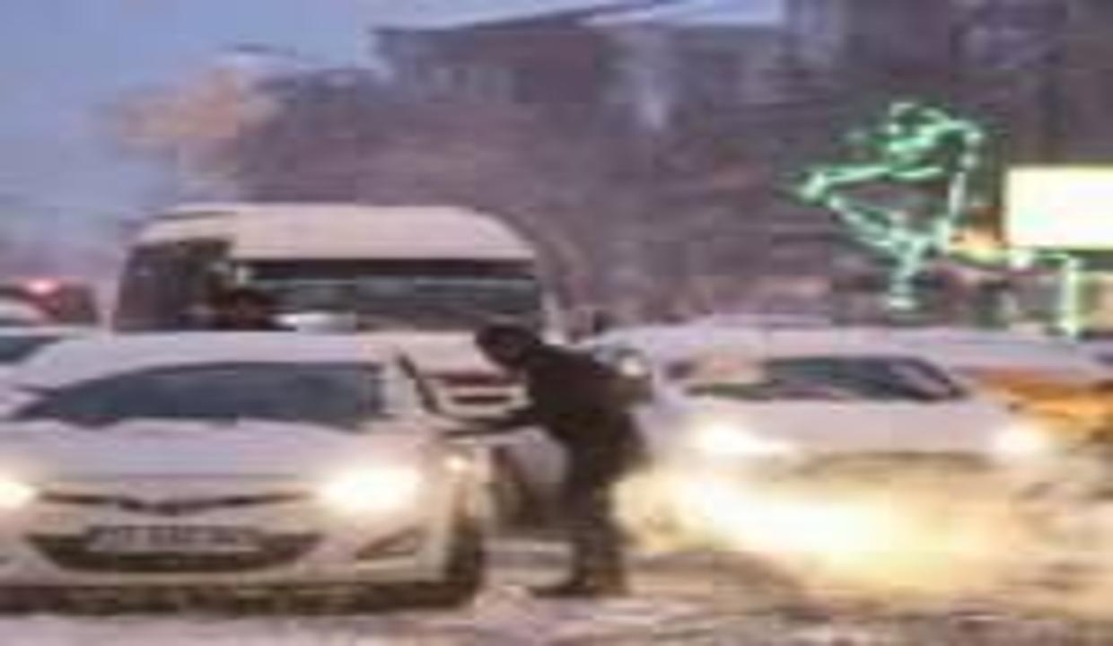 Ankara felç oldu! Sürücülerin karla imtihanı